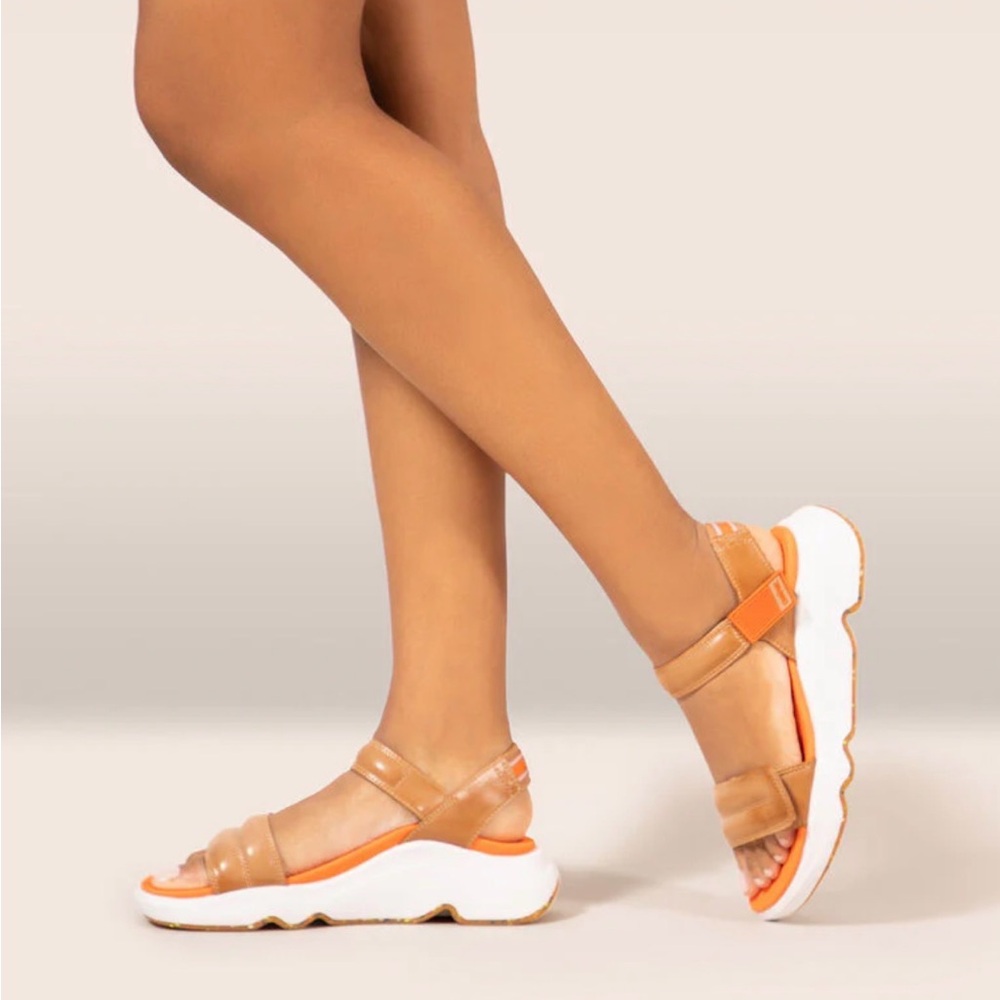 AETREX WHIT SPORT SANDAL in CAMEL size 7